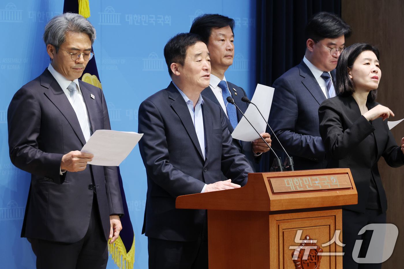 (서울=뉴스1) 이광호 기자 = 더불어민주당 이재명 대통령선거 예비후보 선거대책위원회 현안대응TF 단장인 강득구 의원 등이 22일 오후 서울 여의도 국회 소통관에서 이재명 경선 후 …