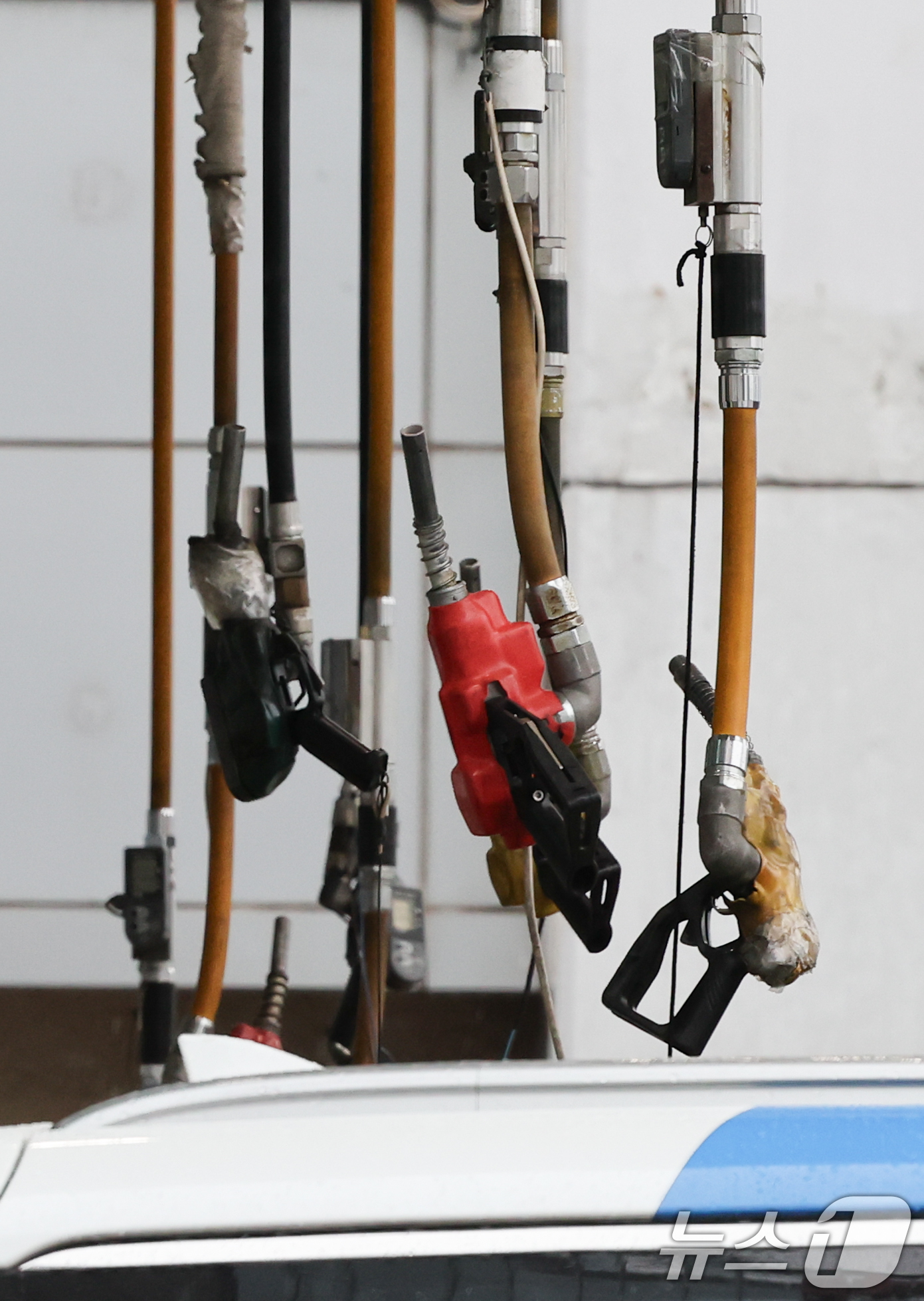 (서울=뉴스1) 허경 기자 = 기획재정부가 오는 30일 종료 예정인 유류세 한시적 인하 조치를 6월 30일까지 2개월 연장한다고 22일 밝혔다.정부는 이달 말 종료 예정이던 유류세 …