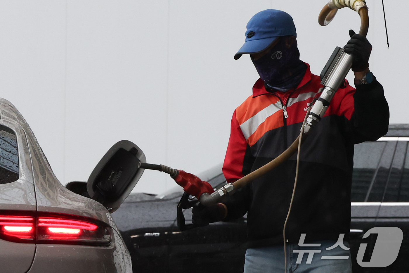 (서울=뉴스1) 허경 기자 = 기획재정부가 오는 30일 종료 예정인 유류세 한시적 인하 조치를 6월 30일까지 2개월 연장한다고 22일 밝혔다.정부는 이달 말 종료 예정이던 유류세 …