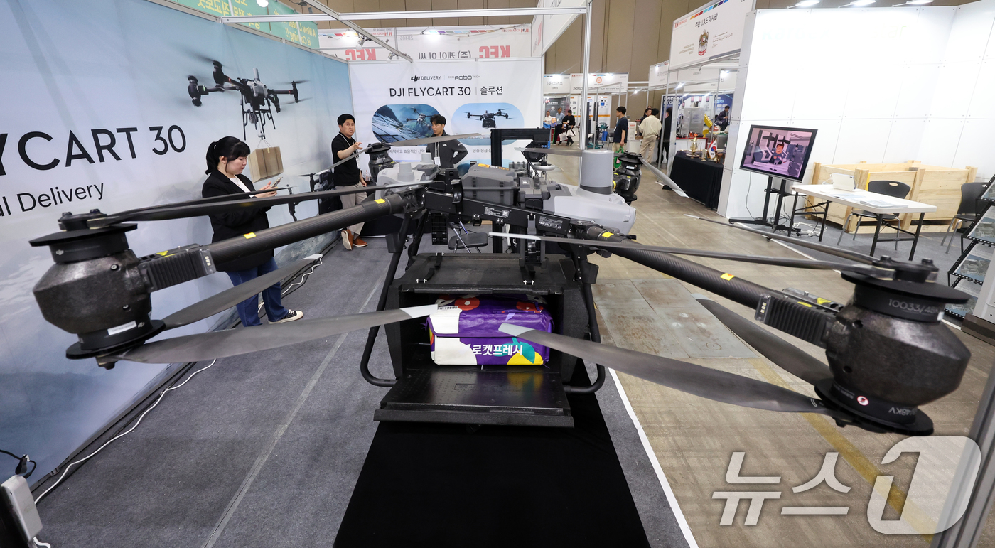 (고양=뉴스1) 황기선 기자 = 22일 경기 고양시 일산서구 킨텍스에서 열린''2025 국제물류산업대전’에서 관람객이 제품을 살펴보고 있다.올해로 20회를 맞은 'ICPI WEEK …