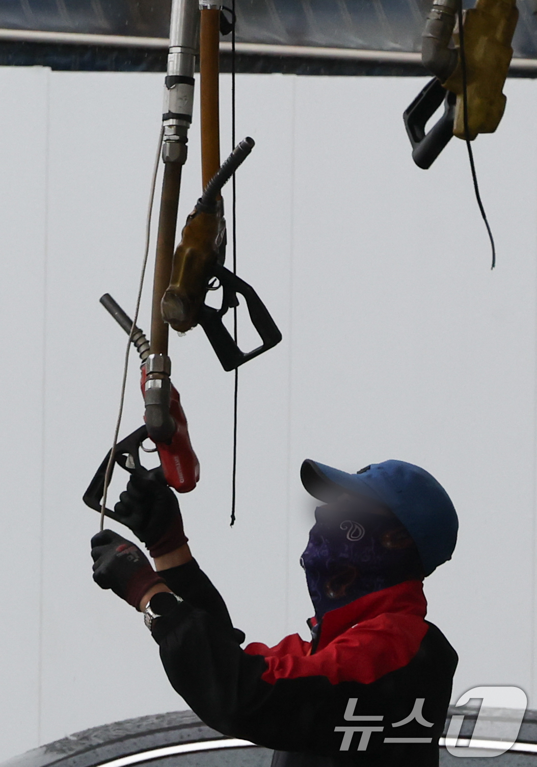 (서울=뉴스1) 허경 기자 = 기획재정부가 오는 30일 종료 예정인 유류세 한시적 인하 조치를 6월 30일까지 2개월 연장한다고 22일 밝혔다.정부는 이달 말 종료 예정이던 유류세 …