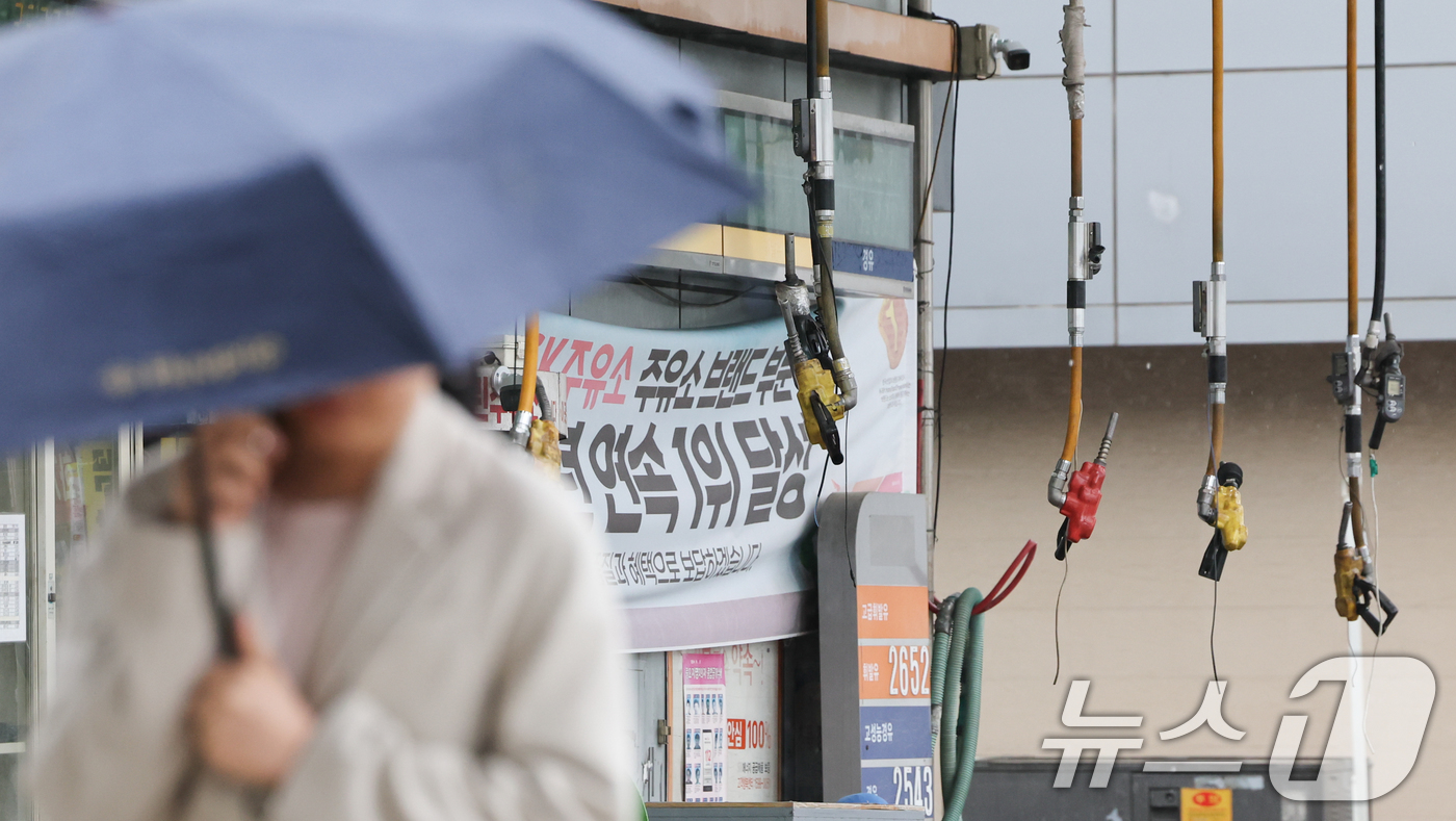 (서울=뉴스1) 허경 기자 = 기획재정부가 오는 30일 종료 예정인 유류세 한시적 인하 조치를 6월 30일까지 2개월 연장한다고 22일 밝혔다.정부는 이달 말 종료 예정이던 유류세 …