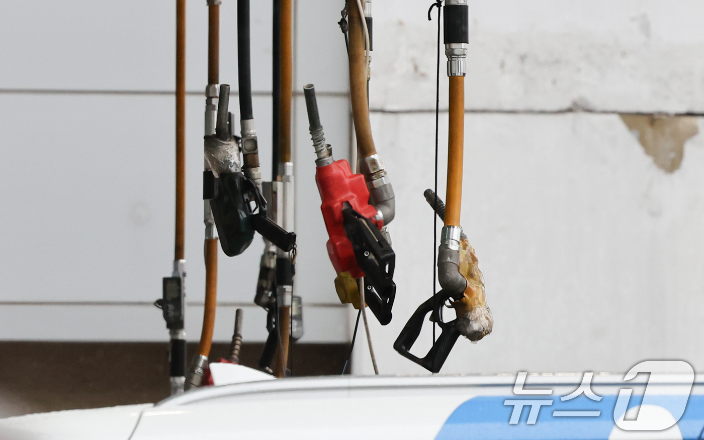 (서울=뉴스1) 허경 기자 = 기획재정부가 오는 30일 종료 예정인 유류세 한시적 인하 조치를 6월 30일까지 2개월 연장한다고 22일 밝혔다.정부는 이달 말 종료 예정이던 유류세 …