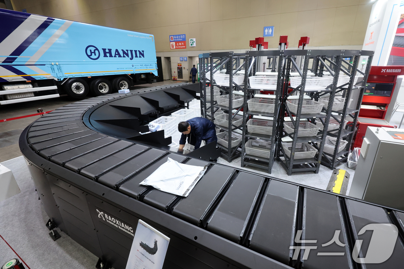(고양=뉴스1) 황기선 기자 = 22일 경기 고양시 일산서구 킨텍스에서 열린 '2025 국제물류산업대전’에서 관람객이 제품을 살펴보고 있다.올해로 20회를 맞은 'ICPI WEEK …
