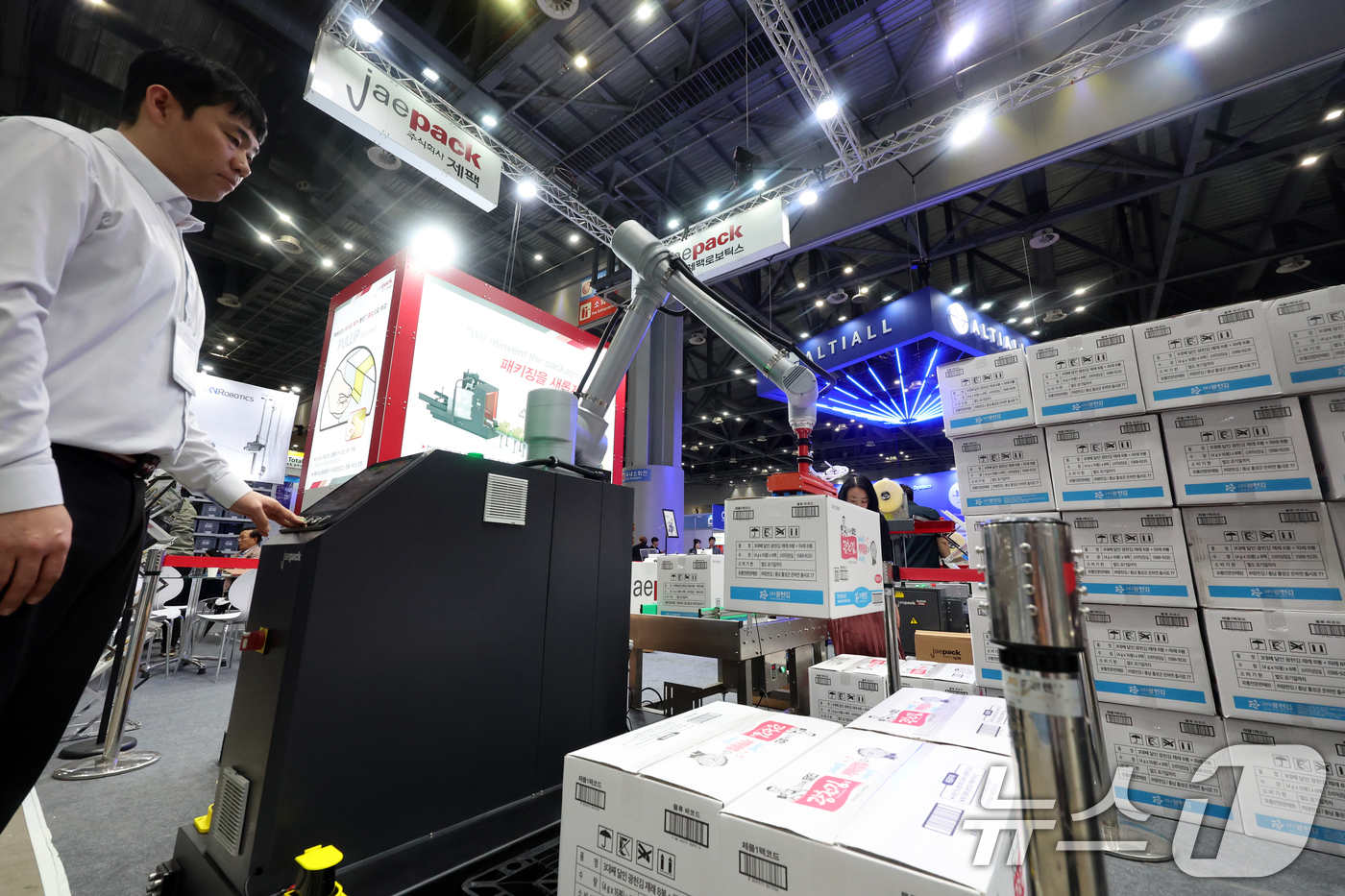 (고양=뉴스1) 황기선 기자 = 22일 경기 고양시 일산서구 킨텍스에서 열린 '2025 국제물류산업대전‘에서 관람객이 제품을 살펴보고 있다. 2025.4.22/뉴스1