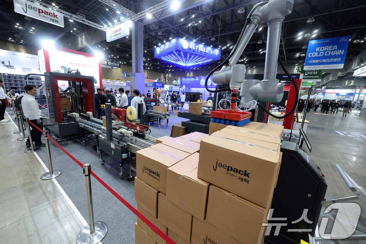 (고양=뉴스1) 황기선 기자 = 22일 경기 고양시 일산서구 킨텍스에서 열린 '2025 국제물류산업대전’에서 관람객이 제품을 살펴보고 있다. 2025.4.22/뉴스1
