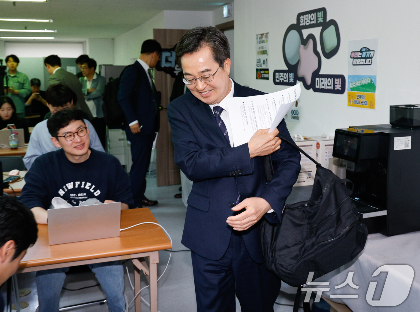 (서울=뉴스1) 안은나 기자 = 김동연 더불어민주당 대선 경선 후보가 22일 오후 서울 여의도 캠프에서 수도권, 비정규직 청년 공약 등을 발표하기 위해 백팩을 메고 출근하고 있다. …