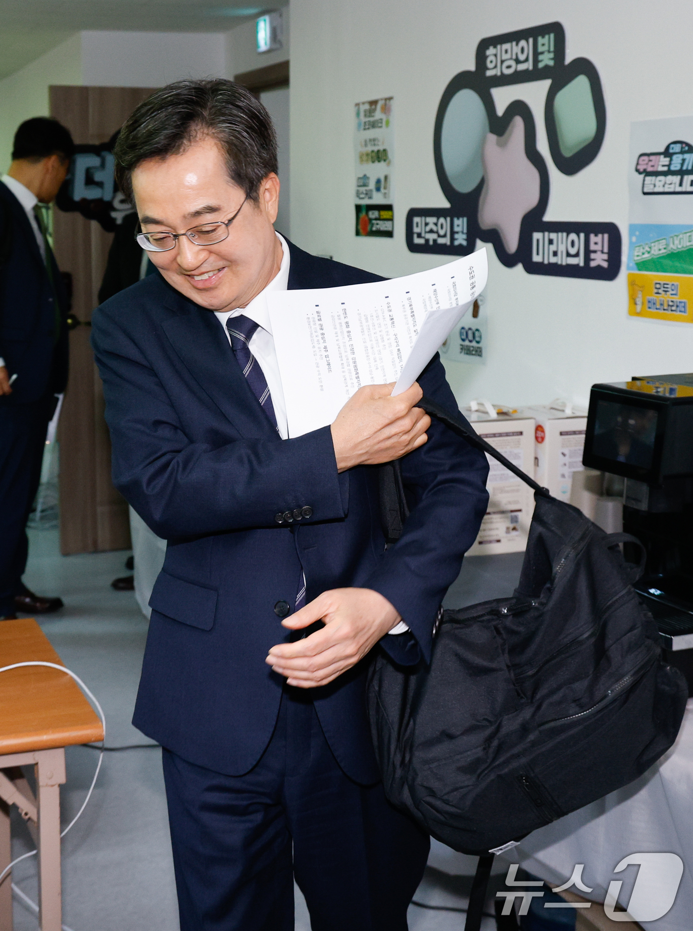 (서울=뉴스1) 안은나 기자 = 김동연 더불어민주당 대선 경선 후보가 22일 오후 서울 여의도 캠프에서 수도권, 비정규직 청년 공약 등을 발표하기 위해 백팩을 메고 출근하고 있다. …