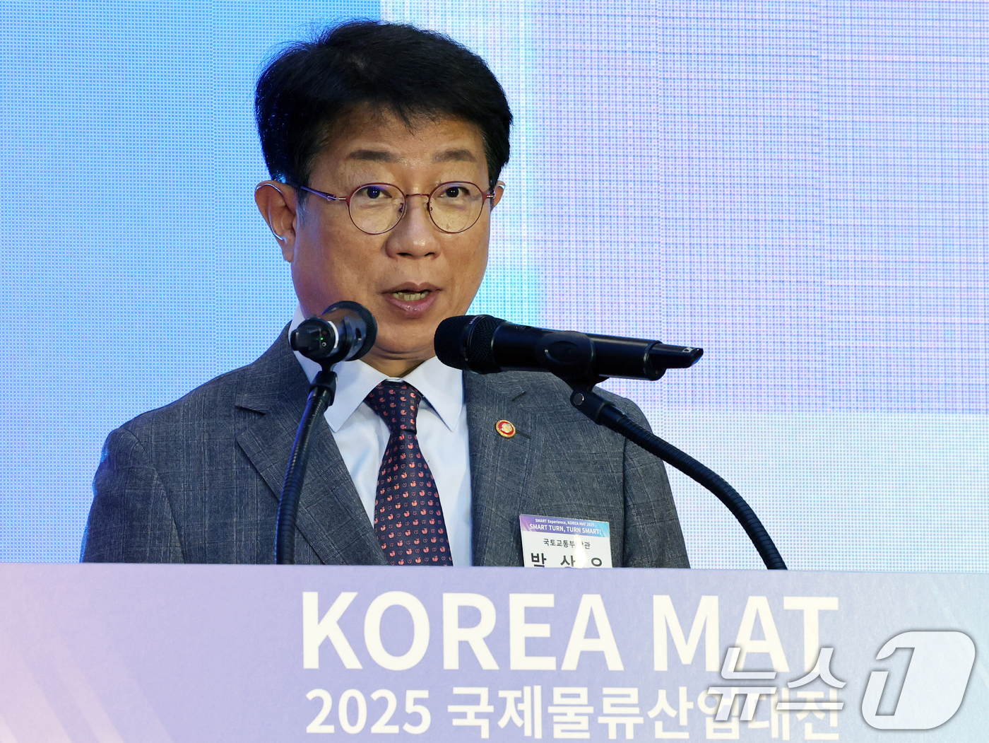 (고양=뉴스1) 황기선 기자 = 박상우 국토교통부 장관이 22일 경기 고양시 일산서구 킨텍스에서 열린 '2025 국제물류산업대전' 개회식에서 축사를 하고 있다. 2025.4.22/ …