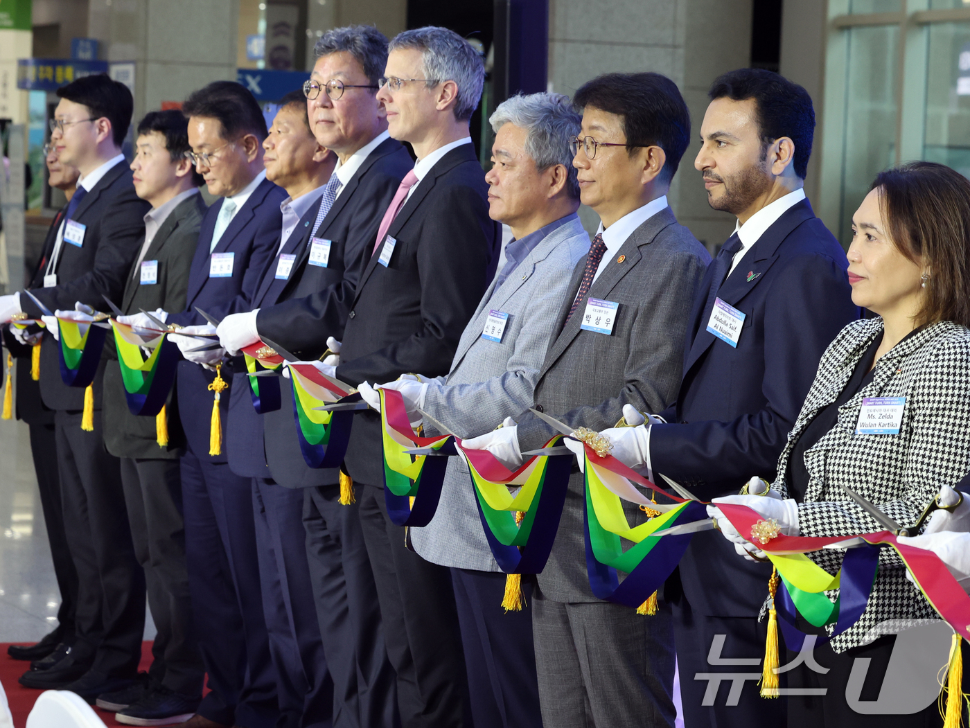 (고양=뉴스1) 황기선 기자 = 박상우 국토교통부 장관이 22일 경기 고양시 일산서구 킨텍스에서 열린 '2025 국제물류산업대전' 개회식에서 내·외빈들과 테이프 커팅을 하고 있다. …