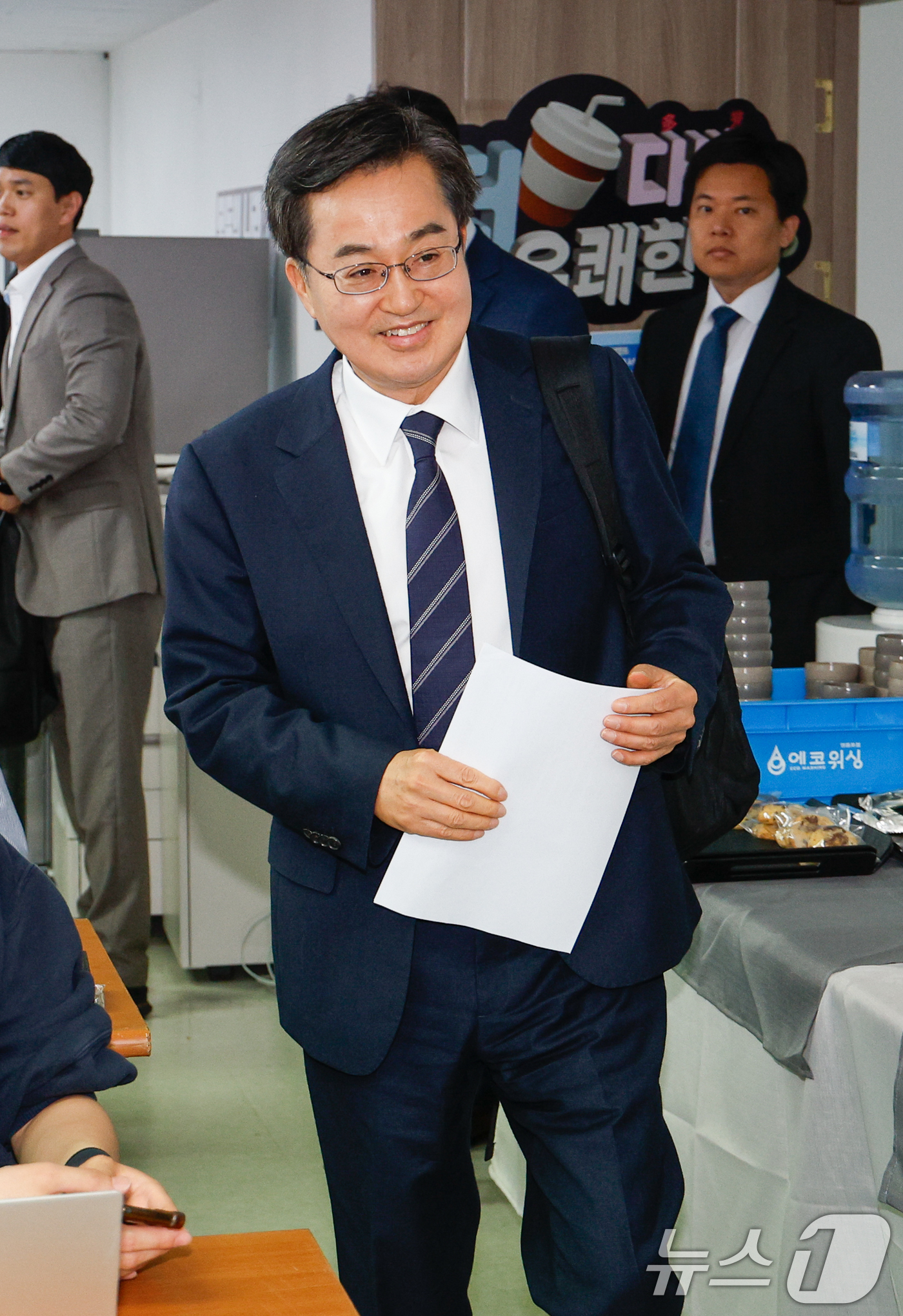 (서울=뉴스1) 안은나 기자 = 김동연 더불어민주당 대선 경선 후보가 22일 오후 서울 여의도 캠프에서 수도권, 비정규직 청년 공약 등을 발표하기 위해 백팩을 메고 출근하고 있다. …