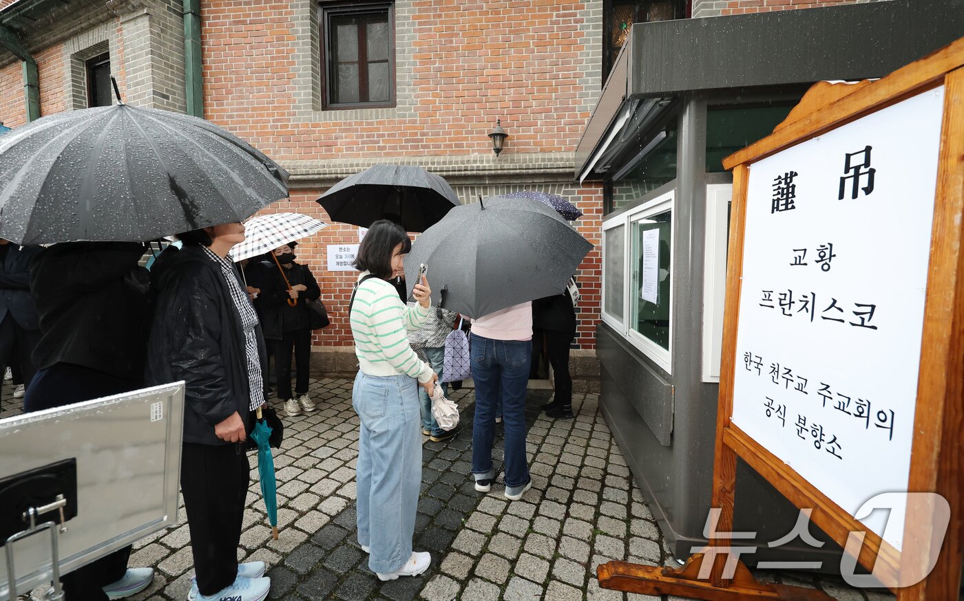 본문 이미지 - 22일 오후 서울 중구 명동성당에서 프란치스코 교황을 추모하려는 천주교 신자들이 긴 줄을 서고 있다.  2025.4.22/뉴스1 ⓒ News1 장수영 기자
