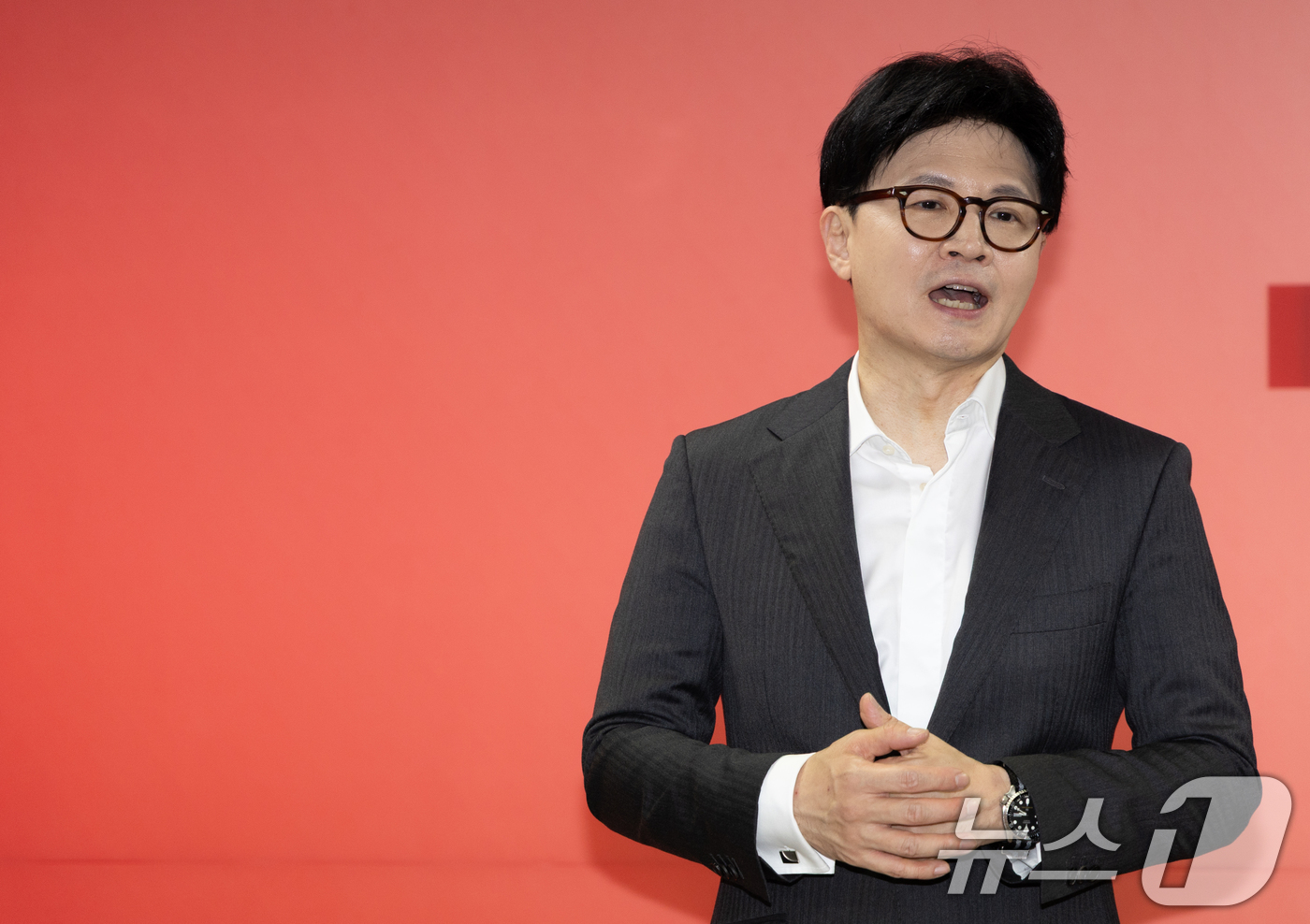 (서울=뉴스1) 이재명 기자 = 한동훈 국민의힘 대선 경선 후보가 22일 오후 서울 여의도 자신의 캠프 사무실에서 열린 중앙차세대위원회 간담회에서 발언을 하고 있다. 2025.4. …