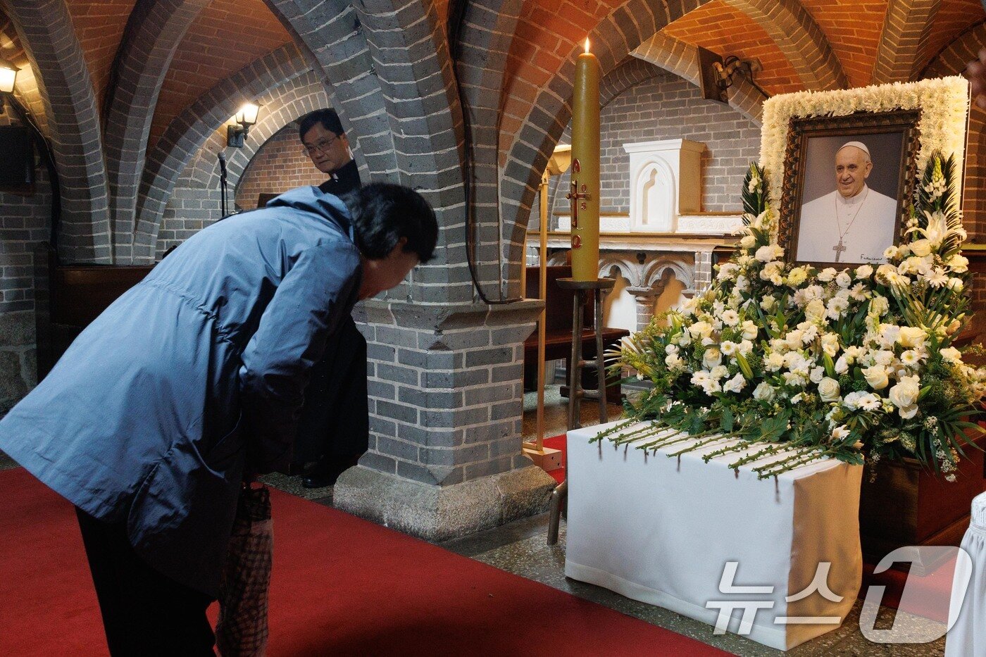 본문 이미지 - 22일 오후 프란치스코 교황의 빈소가 마련된 서울 중구 명동대성당 지하성당에서 조문객들이 추모를 하고 있다. 2025.4.22/뉴스1 ⓒ News1 사진공동취재단
