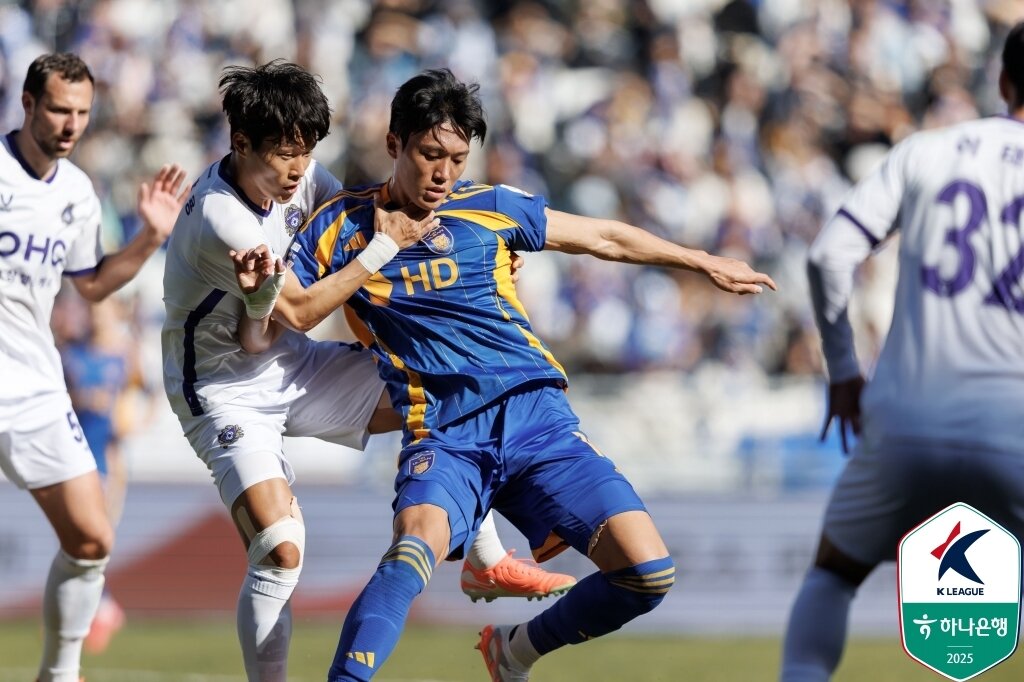 본문 이미지 - FC안양과 울산의 지난 맞대결 경기 모습. 안양이 1-0으로 이겼다.(한국프로축구연맹 제공)