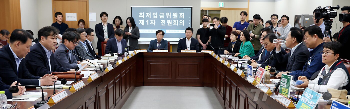 본문 이미지 - 이인재 최저임금위원회 위원장이 세종시 어진동 정부세종청사 고용노동부에서 열린 2026년 최저임금위원회 제1차 전원회의를 주재하며 발언하고 있다. /뉴스1 ⓒ News1 김기남 기자