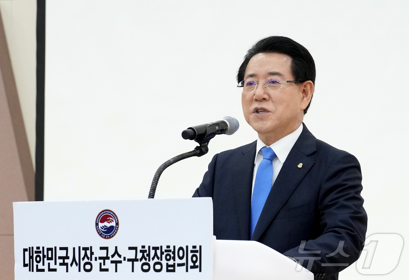 (무안=뉴스1) 전원 기자 = 김영록전라남도지사가 22일 장흥통합의학컨벤션센터에서 열린 민선8기 3차년도 대한민국시장·군수·구청장협의회에서 인사말을 하고 있다.(전남도 제공. 재판 …