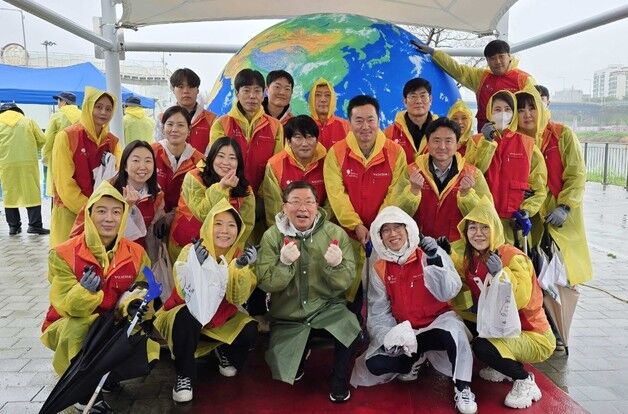 "ESG 동행"…워커힐호텔, 중랑천 일대서 환경 보호 활동 전개