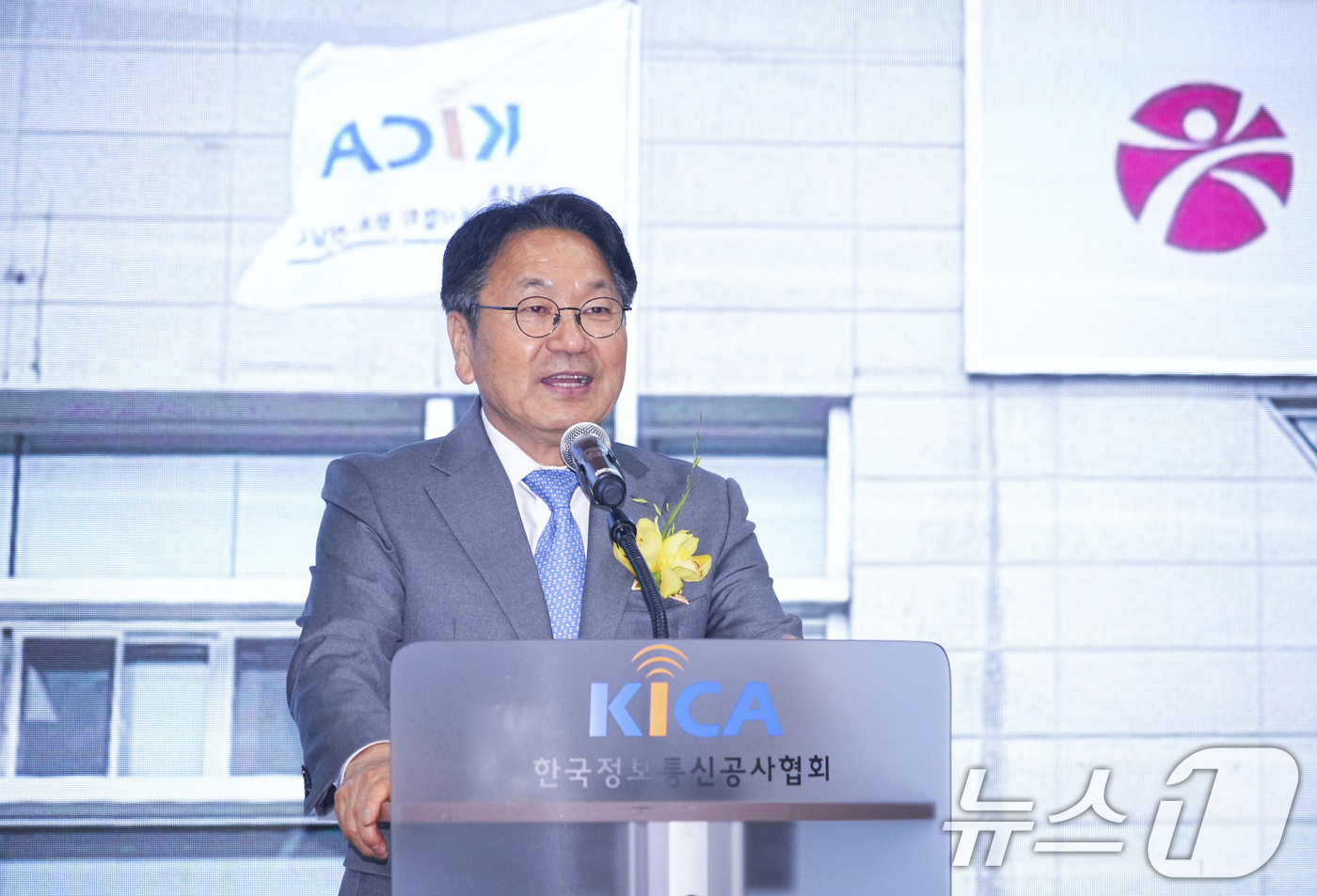 (광주=뉴스1) 박준배 기자 = 강기정 광주시장이 22일 오후 광주상공회의소 대회의실에서 열린 '제70회 정보통신의 날 기념식'에 참석해 축사를 하고 있다.(광주시 제공. 재판매 …