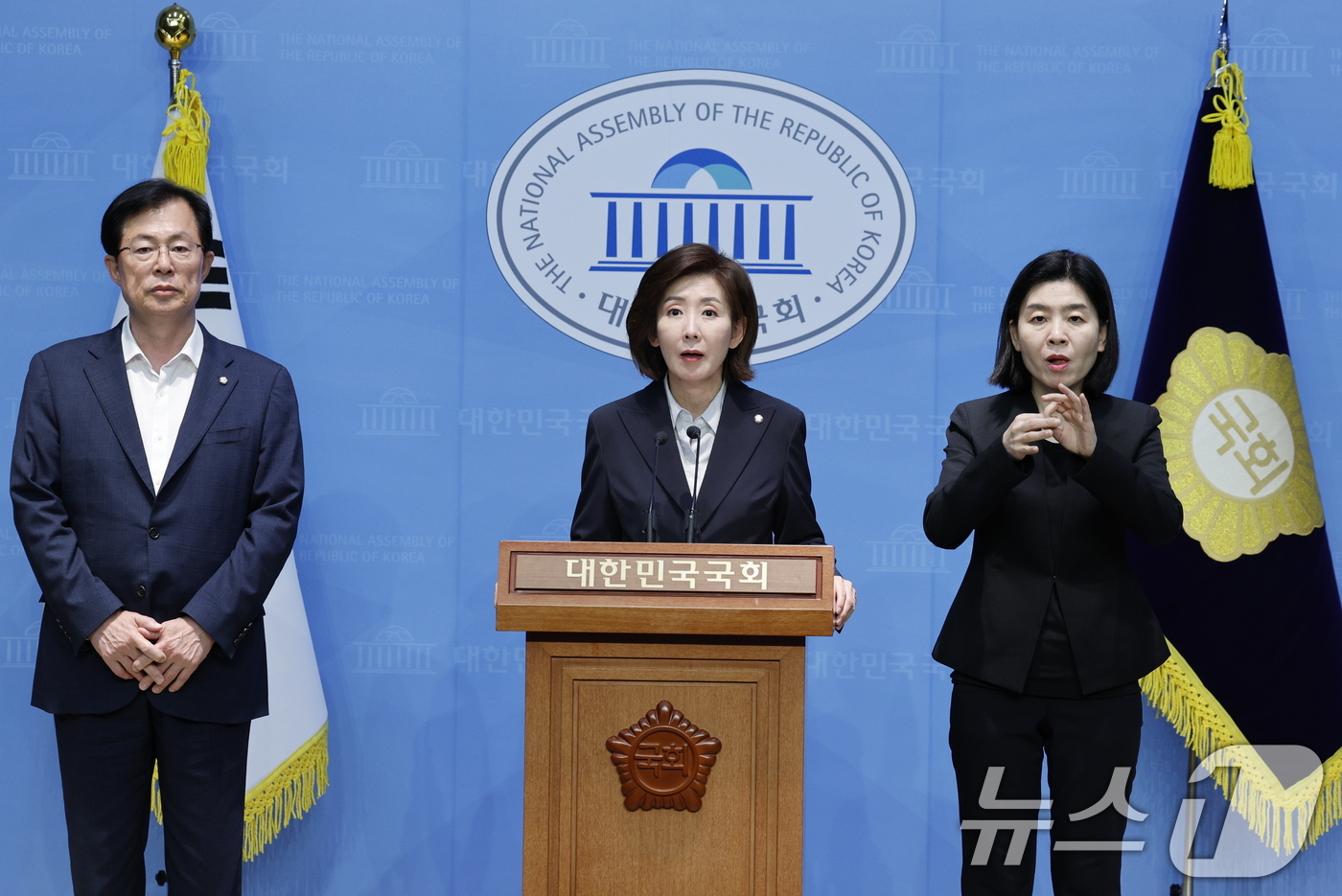 (서울=뉴스1) 안은나 기자 = 나경원 국민의힘 대선 경선 후보가 22일 오후 서울 여의도 국회 소통관에서 '5대 초광역메가시티 + 3대 글로벌 혁신허브' 내용을 담은 부울경 공약 …