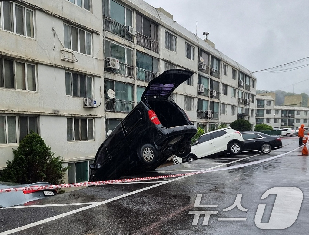 (남양주=뉴스1) = 22일 오후 1시 10분께 경기 남양주시 화도읍 한 아파트 지상주차장 옹벽이 붕괴돼 차량 6대가 파손됐다. (독자제공. 재판매 및 DB금지) 2025.4.22 …