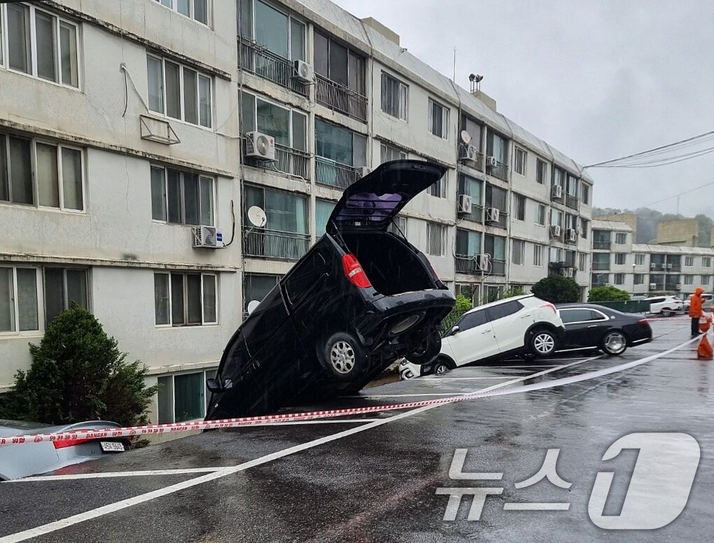 본문 이미지 - 22일 오후 1시 10분께 경기 남양주시 화도읍 한 아파트 지상주차장 옹벽이 붕괴돼 차량 6대가 파손됐다. (독자제공. 재판매 및 DB금지) 2025.4.22/뉴스1