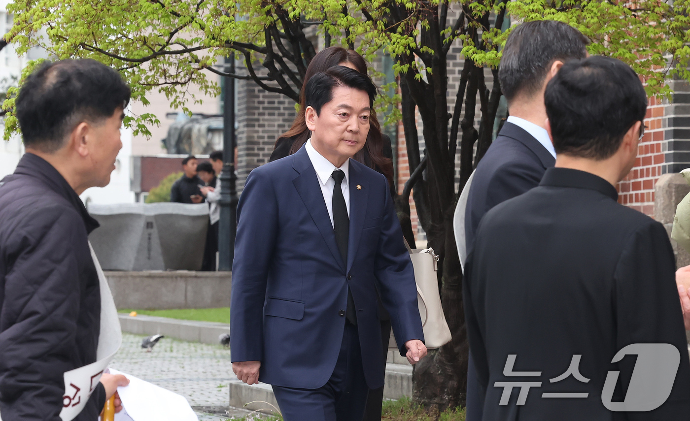 (서울=뉴스1) 장수영 기자 = 안철수 국민의힘 대선 경선 후보가 22일 오후 서울 중구 명동성당에 마련된 프란치스코 교황 분향소를 찾고 있다. 2025.4.22/뉴스1