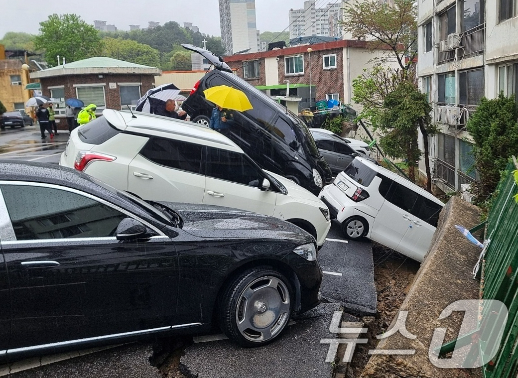 (남양주=뉴스1) = 22일 오후 1시 10분께 경기 남양주시 화도읍 한 아파트 지상주차장 옹벽이 붕괴돼 차량 6대가 파손됐다. (독자제공. 재판매 및 DB금지) 2025.4.22 …