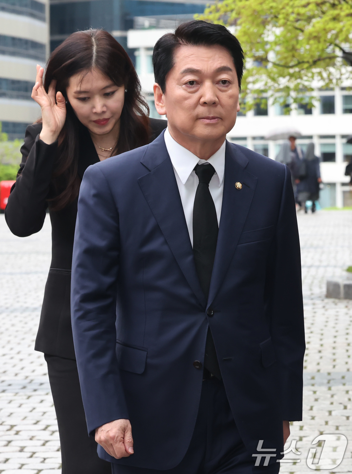 (서울=뉴스1) 장수영 기자 = 안철수 국민의힘 대선 경선 후보가 22일 오후 서울 중구 명동성당에 마련된 프란치스코 교황 분향소를 찾고 있다. 2025.4.22/뉴스1