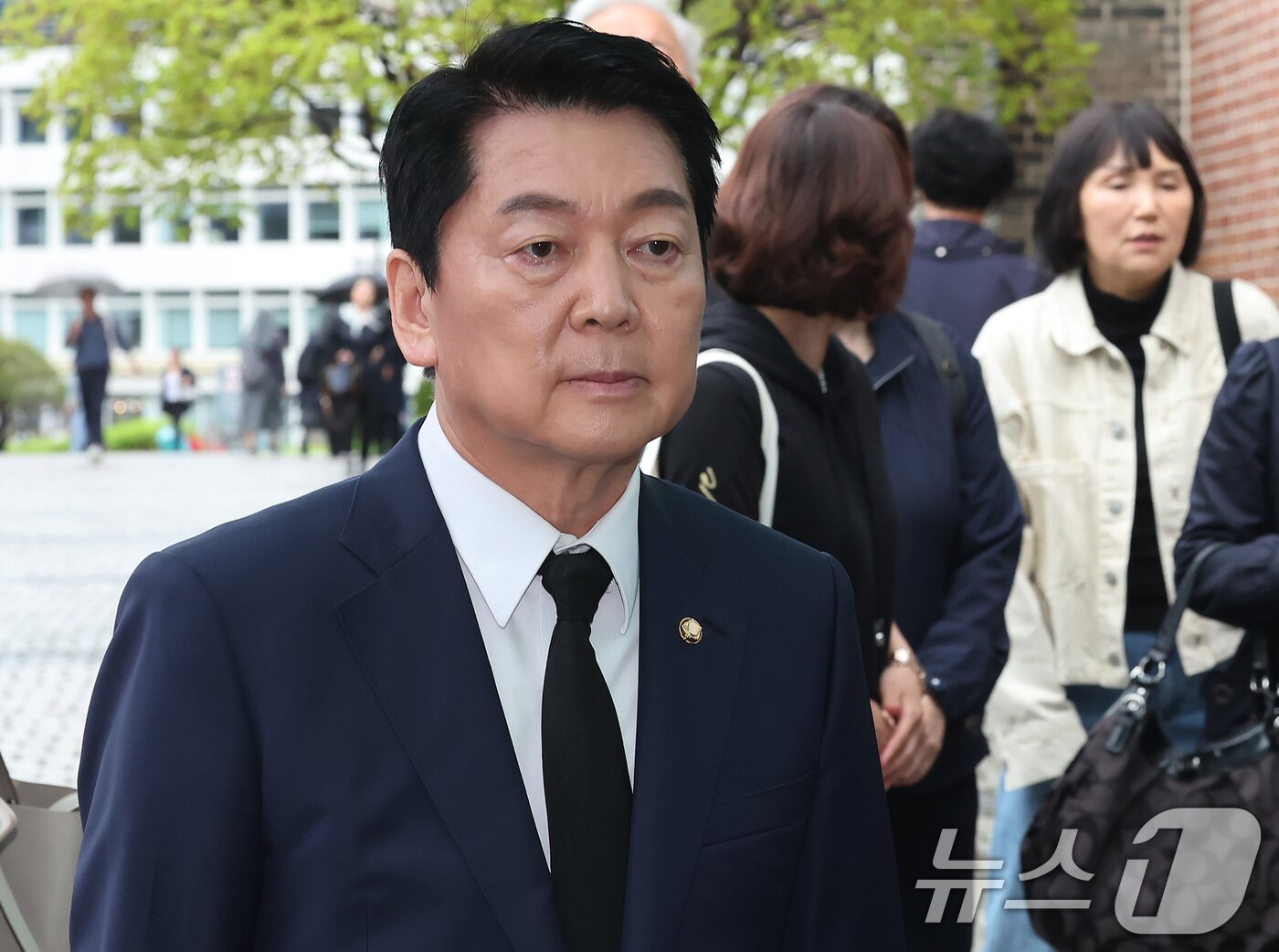 본문 이미지 - 안철수 국민의힘 대선 경선 후보가 22일 오후 서울 중구 명동성당에 마련된 프란치스코 교황 분향소를 찾고 있다. 2025.4.22/뉴스1 ⓒ News1 장수영 기자