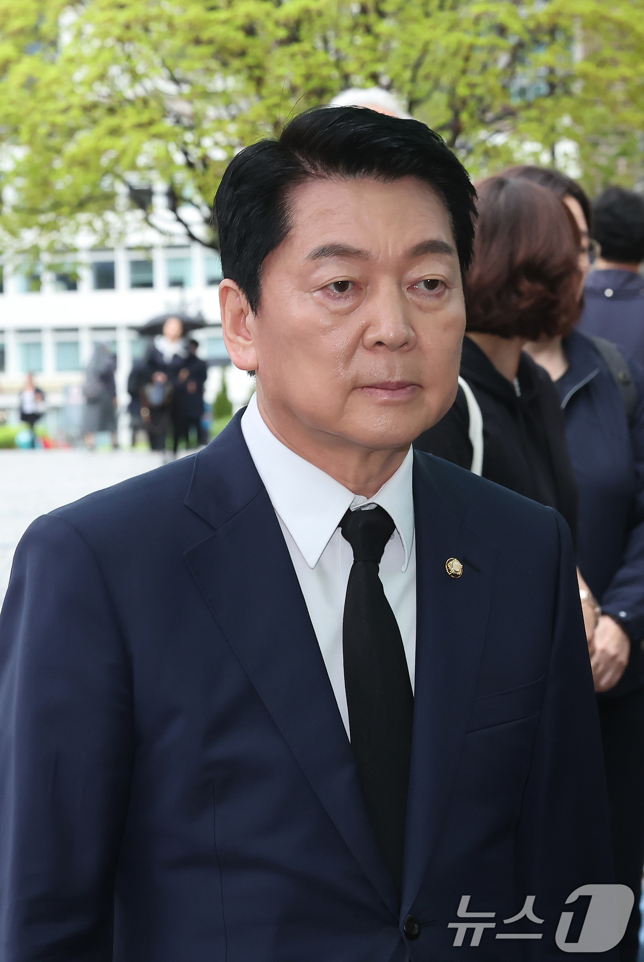 (서울=뉴스1) 장수영 기자 = 안철수 국민의힘 대선 경선 후보가 22일 오후 서울 중구 명동성당에 마련된 프란치스코 교황 분향소를 찾고 있다. 2025.4.22/뉴스1