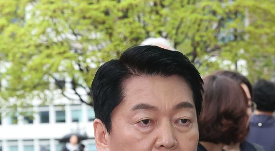 프란치스코 교황 분향소 방문하는 안철수