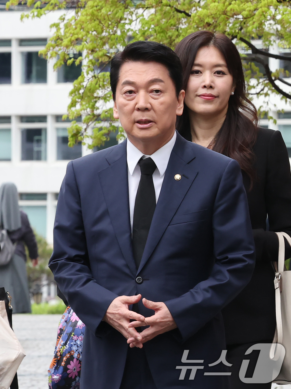 (서울=뉴스1) 장수영 기자 = 안철수 국민의힘 대선 경선 후보가 22일 오후 서울 중구 명동성당에 마련된 프란치스코 교황 분향소를 찾고 있다. 2025.4.22/뉴스1