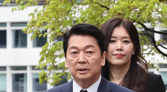 교황 분향소 차려진 명동성당 찾은 안철수