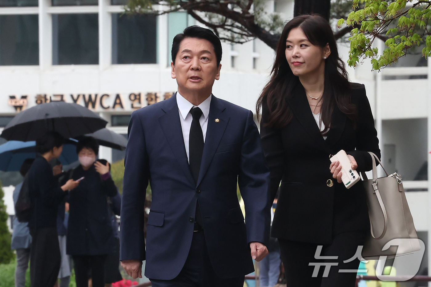 (서울=뉴스1) 장수영 기자 = 안철수 국민의힘 대선 경선 후보가 22일 오후 서울 중구 명동성당에 마련된 프란치스코 교황 분향소를 찾고 있다. 2025.4.22/뉴스1