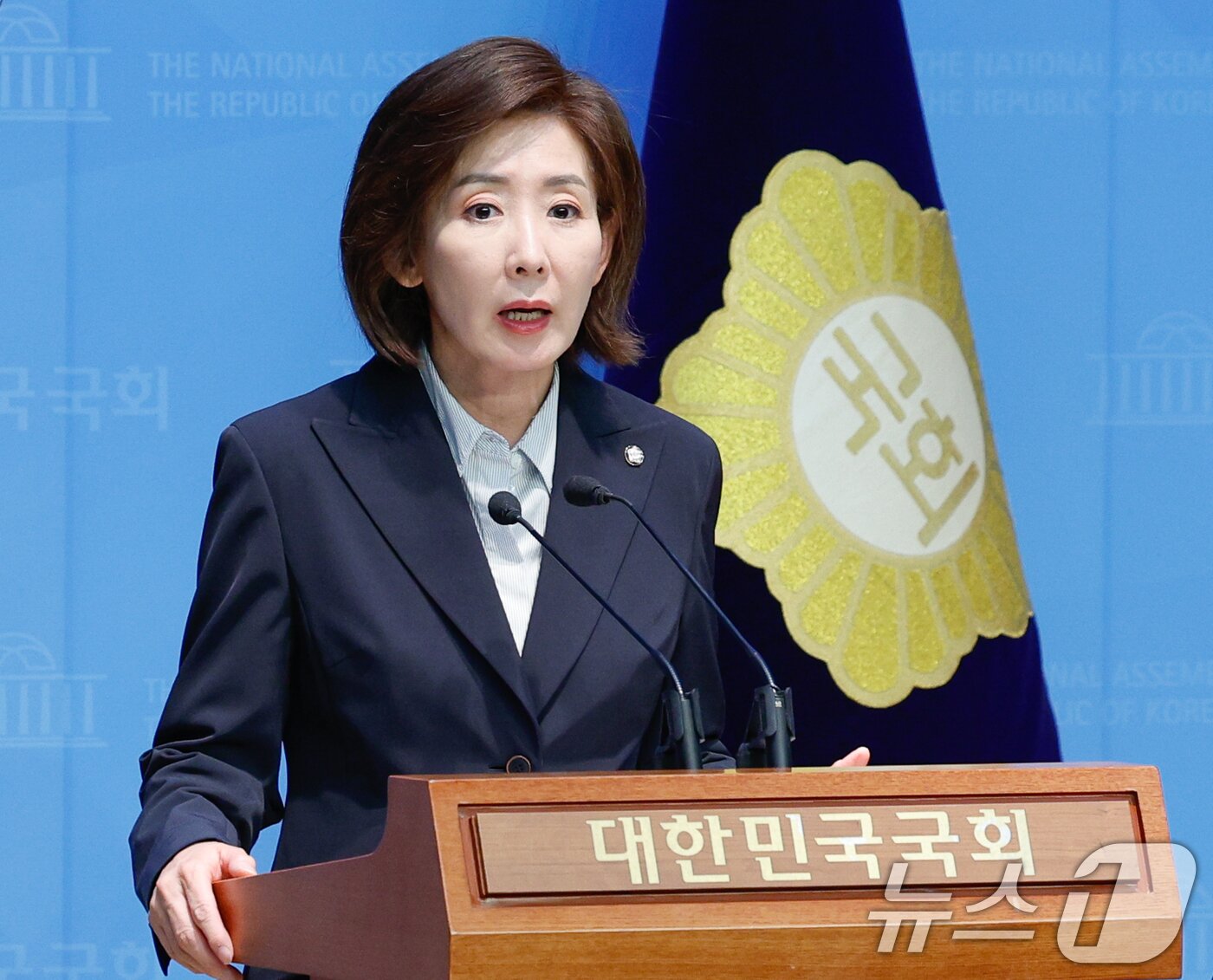 본문 이미지 - 나경원 국민의힘 대선 경선 후보가 22일 오후 서울 여의도 국회 소통관에서 5대 초광역 메가시티, 3대 글로벌 혁신허브 내용을 담은 부울경 공약을 발표하고 있다. 2025.4.22/뉴스1 ⓒ News1 안은나 기자