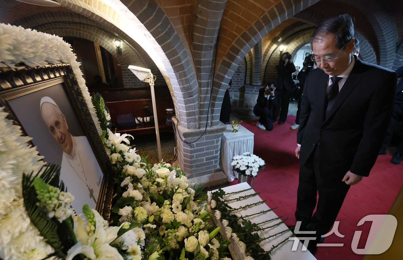 (서울=뉴스1) 임세영 기자 = 한덕수 대통령 권한대행 국무총리가 22일 서울 명동대성당 지하성당에 마련된  ‘故프란치스코 교황 분향소’ 찾아 조문하고 있다.  (총리실 제공, 재 …