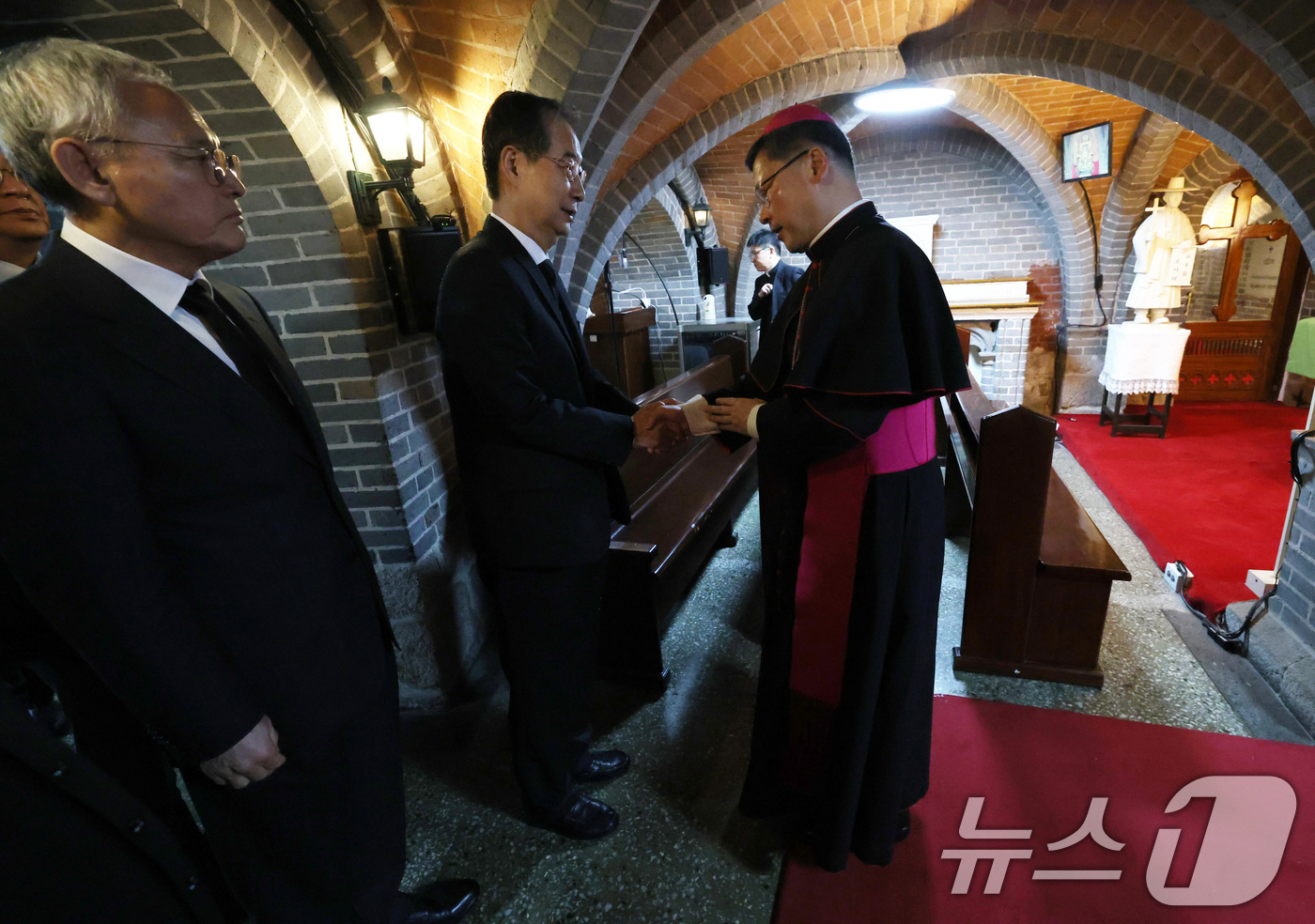 (서울=뉴스1) 임세영 기자 = 한덕수 대통령 권한대행 국무총리가 22일 서울 명동대성당 지하성당에 마련된  ‘故프란치스코 교황 분향소’에서 조문하기 전 정순택 대주교를 만나 위로 …