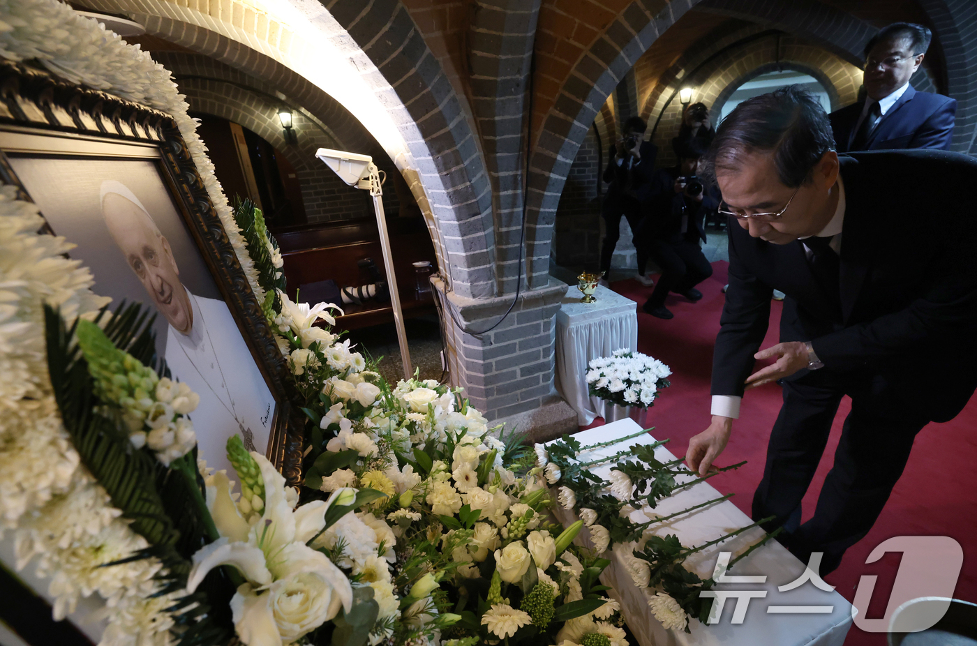 (서울=뉴스1) 임세영 기자 = 한덕수 대통령 권한대행 국무총리가 22일 서울 명동대성당 지하성당에 마련된  ‘故프란치스코 교황 분향소’ 찾아 조문하고 있다.  (총리실 제공, 재 …