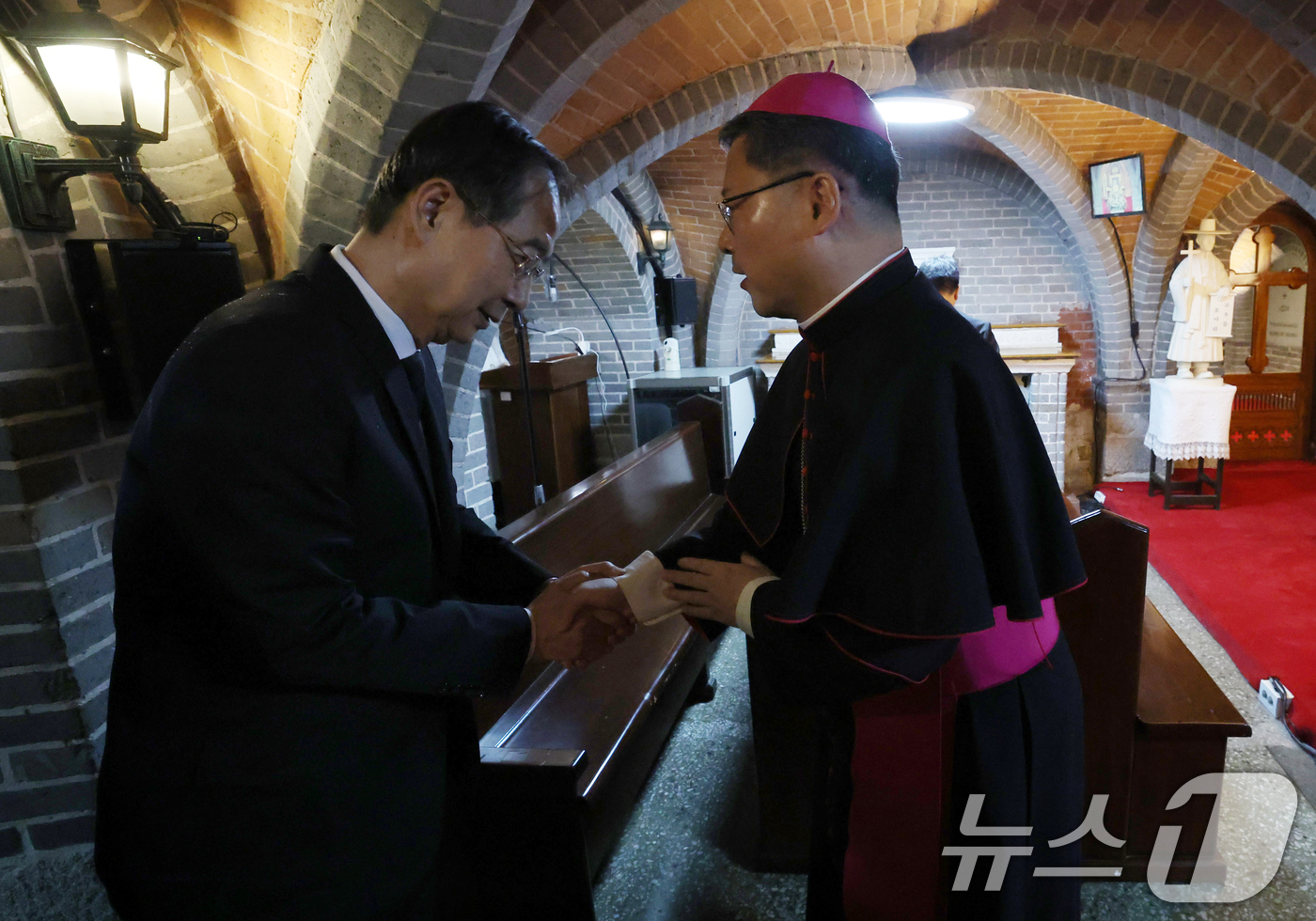 (서울=뉴스1) 임세영 기자 = 한덕수 대통령 권한대행 국무총리가 22일 서울 명동대성당 지하성당에 마련된  ‘故프란치스코 교황 분향소’에서 조문하기 전 정순택 대주교를 만나 위로 …