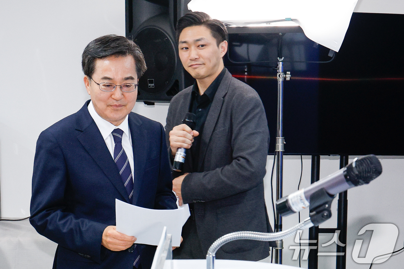 (서울=뉴스1) 안은나 기자 = 김동연 더불어민주당 대선 경선 후보가 22일 오후 서울 여의도 캠프에서 수도권·비정규직 청년 공약 발표를 위해 입장하고 있다. 오른쪽은 고 김대중 …