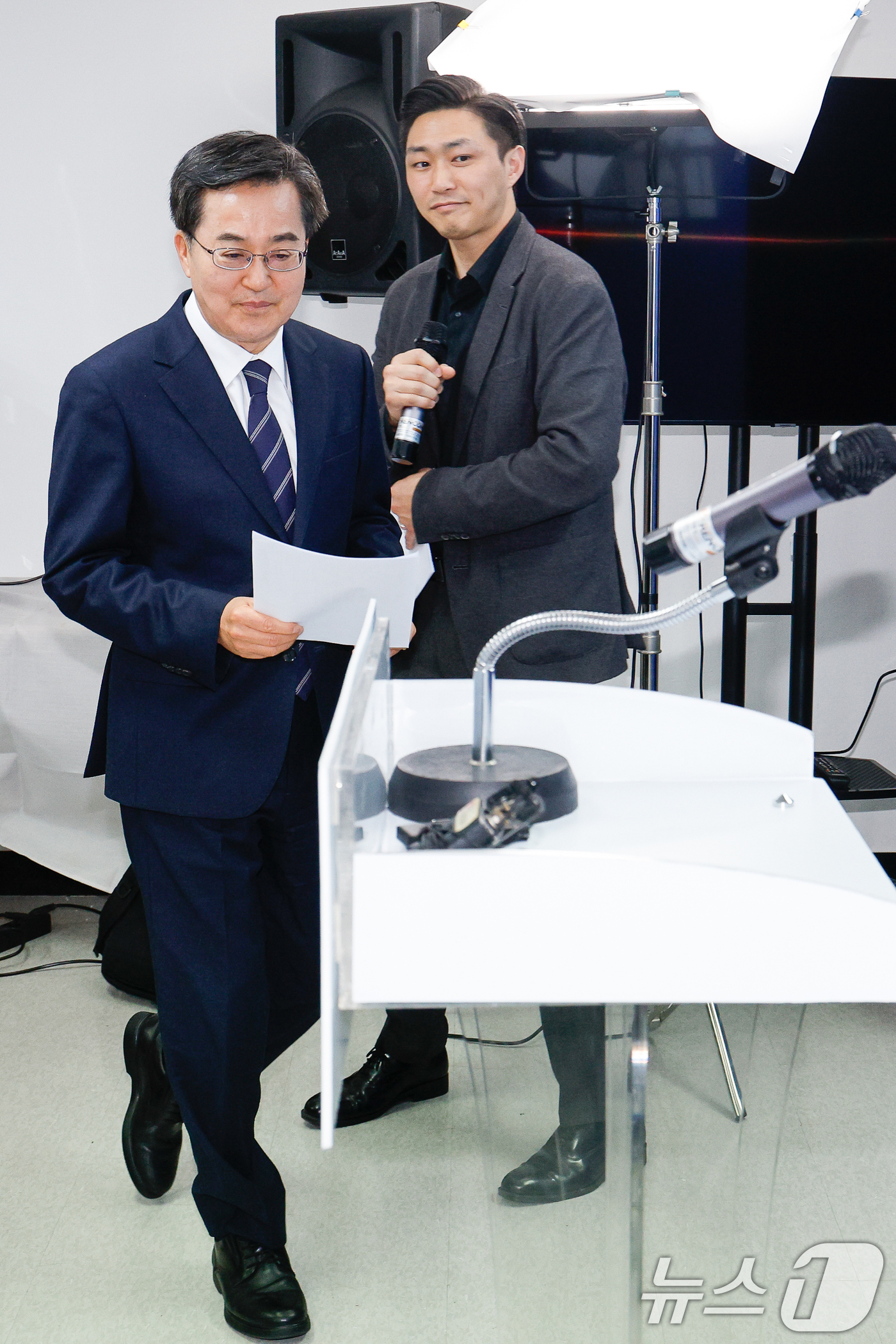 (서울=뉴스1) 안은나 기자 = 김동연 더불어민주당 대선 경선 후보가 22일 오후 서울 여의도 캠프에서 수도권·비정규직 청년 공약 발표를 위해 입장하고 있다. 오른쪽은 고 김대중 …