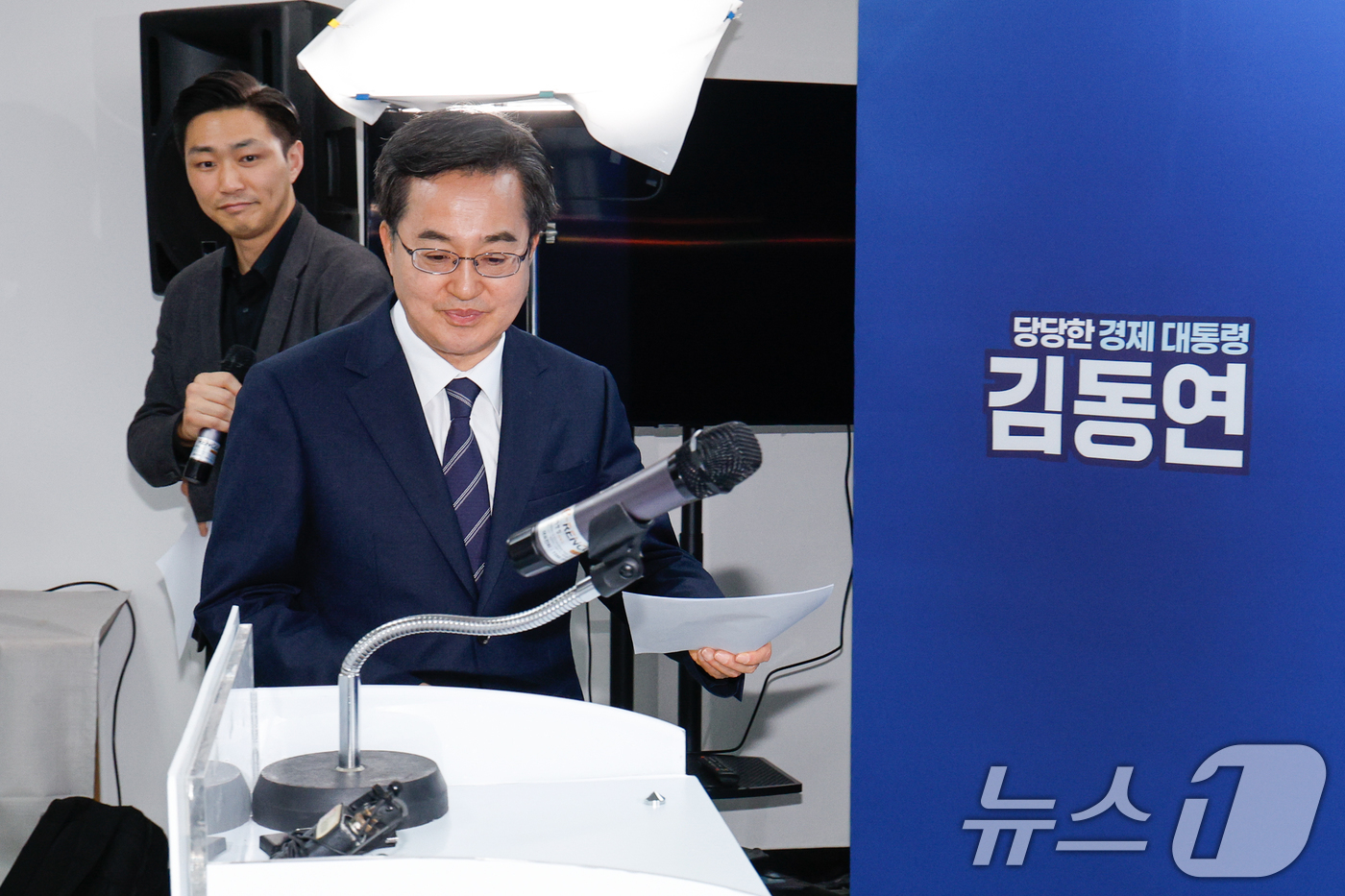 (서울=뉴스1) 안은나 기자 = 김동연 더불어민주당 대선 경선 후보가 22일 오후 서울 여의도 캠프에서 수도권·비정규직 청년 공약 발표를 위해 입장하고 있다. 왼쪽은 김종대 청년‧ …