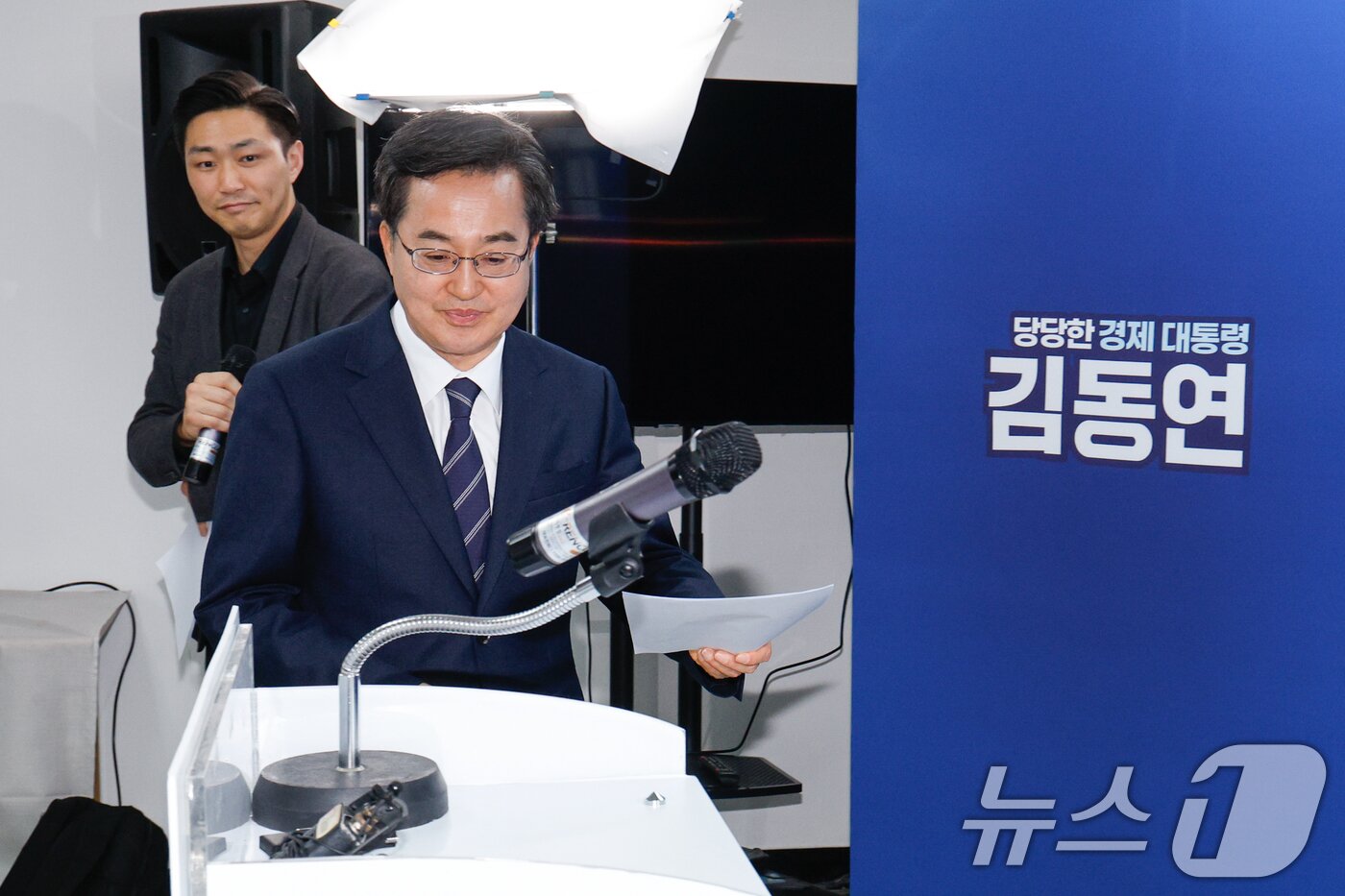 본문 이미지 - 김동연 더불어민주당 대선 경선 후보가 22일 오후 서울 여의도 캠프에서 수도권·비정규직 청년 공약 발표를 위해 입장하고 있다. 왼쪽은 김종대 청년‧외신대변인. 2025.4.22/뉴스1 ⓒ News1 안은나 기자