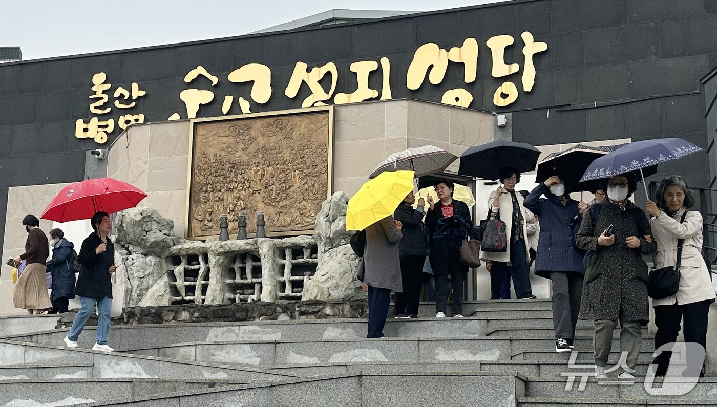 본문 이미지 - 22일 오전 울산시 중구 병영순교성지성당에서 미사를 마친 신자들이 성당을 나서고 있다. 2025.4.22/뉴스1 ⓒ News1 조민주 기자