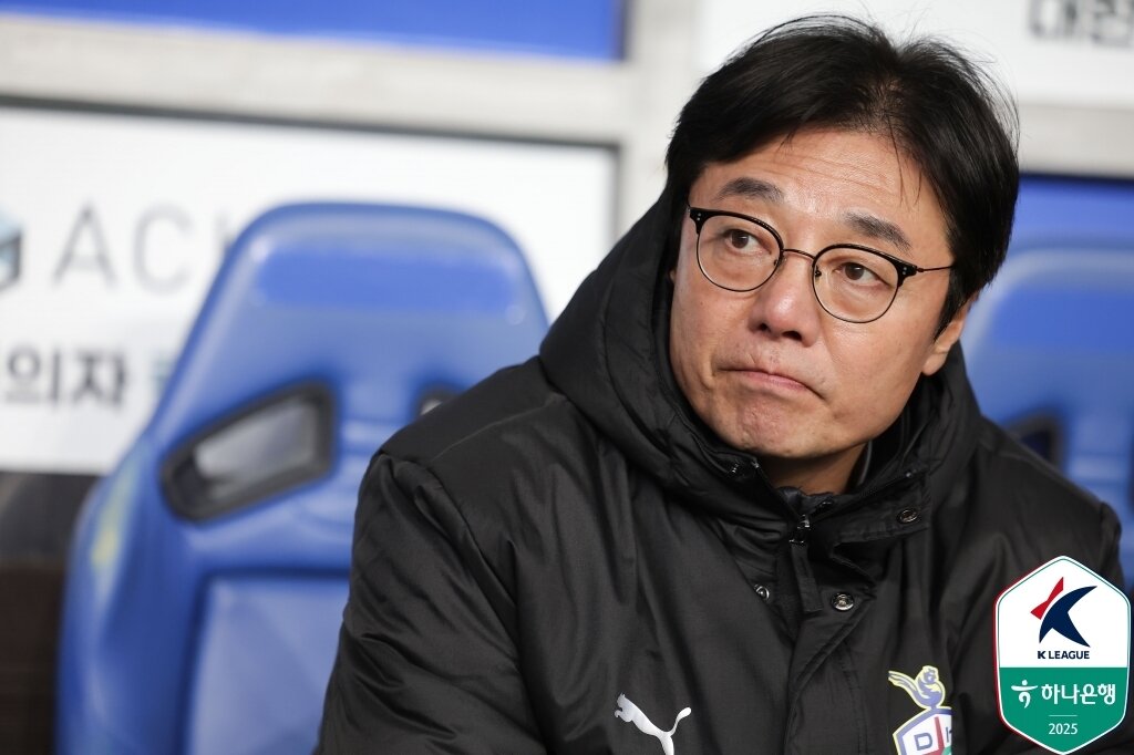 본문 이미지 - 대전의 비상을 이끄는 황선홍 감독은 호들갑을 경계하면서도 "끝에 웃겠다"는 각오를 더했다. (한국프로축구연맹 제공)