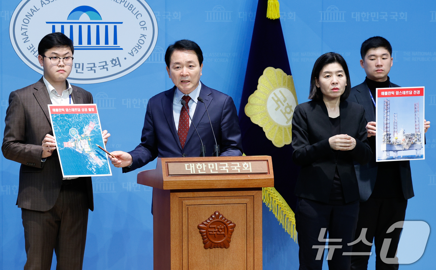 (서울=뉴스1) 안은나 기자 = 국회 국방위원장인 성일종 국민의힘 의원이 22일 오후 서울 여의도 국회 소통관에서 중국이 서해에 설치한 불법 해상구조물 관련 기자회견을 하고 있다. …