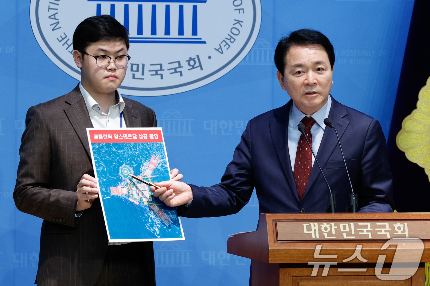 (서울=뉴스1) 안은나 기자 = 국회 국방위원장인 성일종 국민의힘 의원이 22일 오후 서울 여의도 국회 소통관에서 중국이 서해에 설치한 불법 해상구조물 관련 기자회견을 하고 있다. …