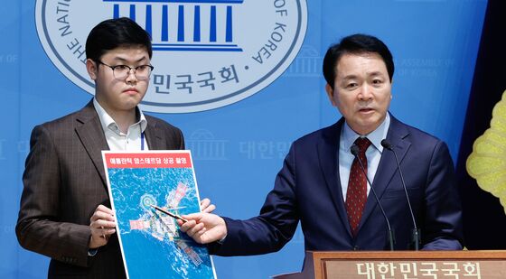 中 불법 해상구조물 헬기장 지적하는 성일종