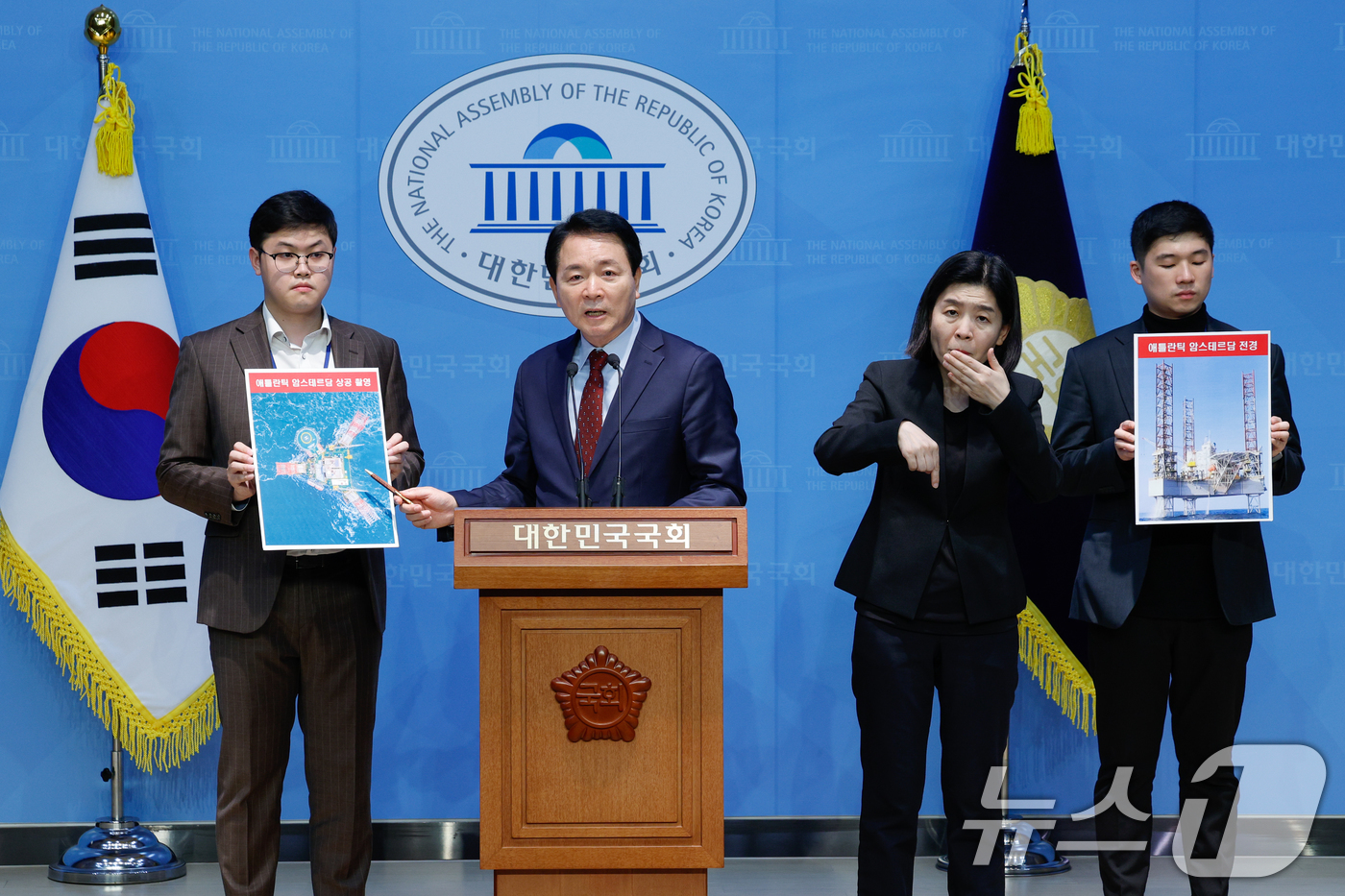 (서울=뉴스1) 안은나 기자 = 국회 국방위원장인 성일종 국민의힘 의원이 22일 오후 서울 여의도 국회 소통관에서 중국이 서해에 설치한 불법 해상구조물 관련 기자회견을 하고 있다. …